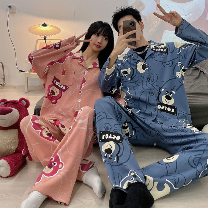 Pijamas estilo Ins de algodón con estampado de oso y fresa japonesa para mujer, modelo nuevo primavera y otoño 2025, de manga larga, finos, se pueden usar fuera como ropa de estar por casa.
