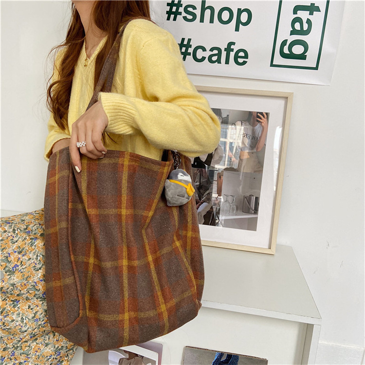 0981 Simple ins checkered woolen single-shoulder bag, hand-held cloth bag, student large-capacity shopping bag, laid-back style women's bag undefined
