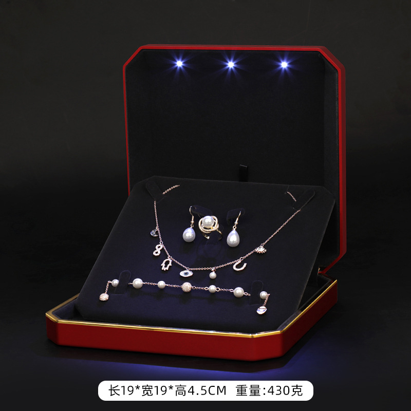 Red outer inner black chain box; spot stock