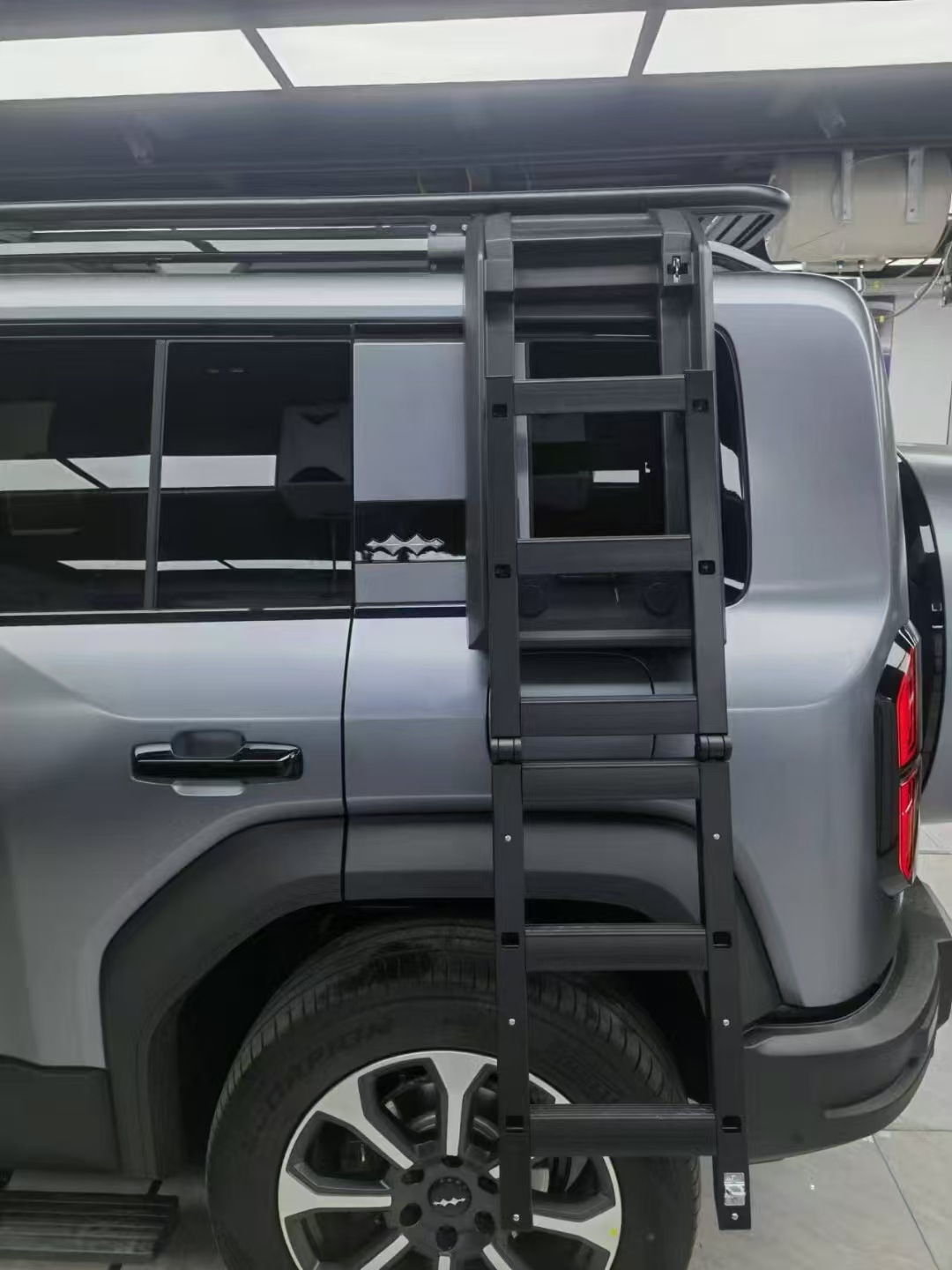 Suitable for BYD equation Leopard 5 roof platform ladder side window schoolbag mecha side account roof spotlight modification