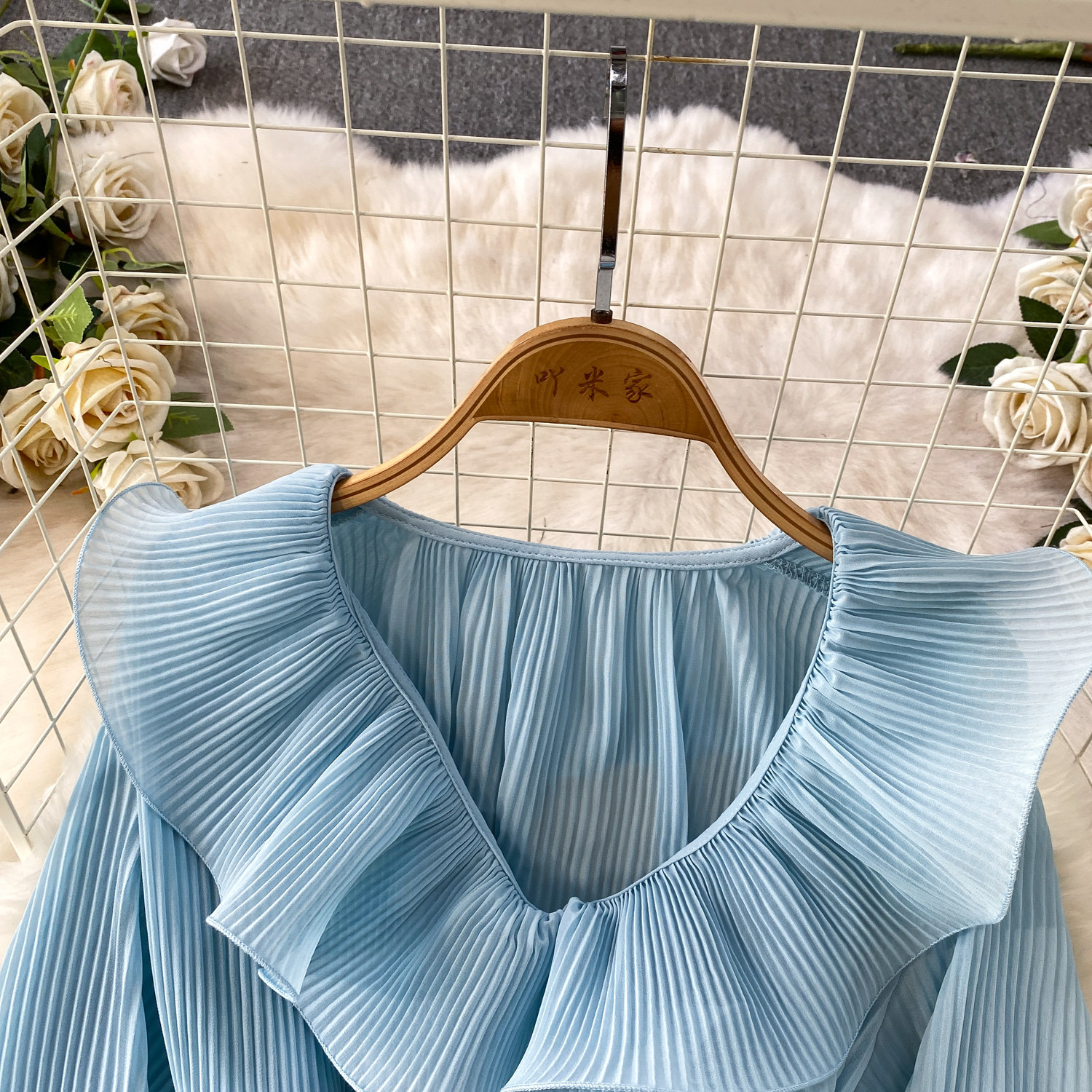 Camicia donna scollo a v con balze elegante top plissettato_voghion.com