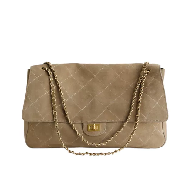 2026 autumn/winter collection: versatile, large-capacity, quilted leather messenger bag with chain detail and genuine leather flap closure