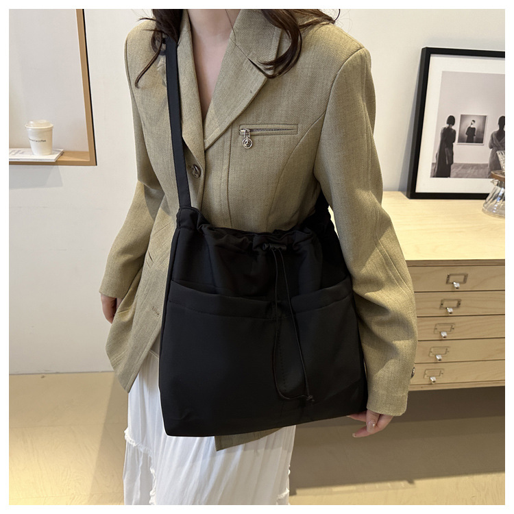 The popular autumn and winter bags for women in 2024: large-capacity crossbody bag, Tote commuter bag, single-shoulder bag, soft undefined