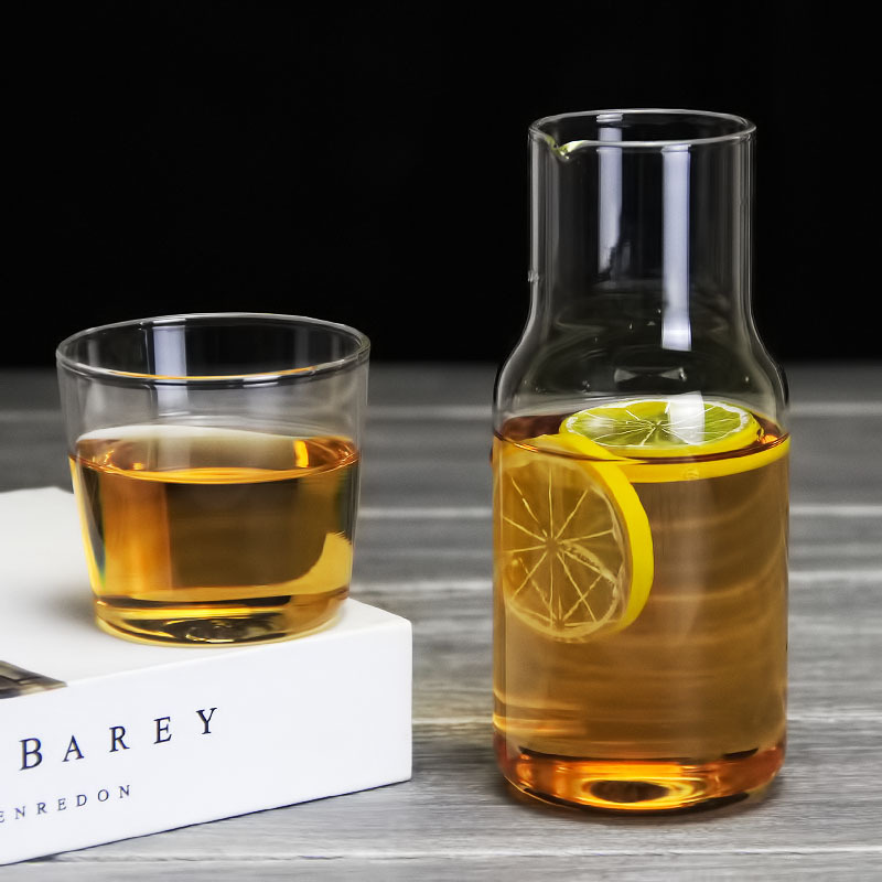 Una persona bebiendo tetera de vidrio una olla una pequeña capacidad traje de vidrio creativo botella de agua fría botella de vidrio transparente