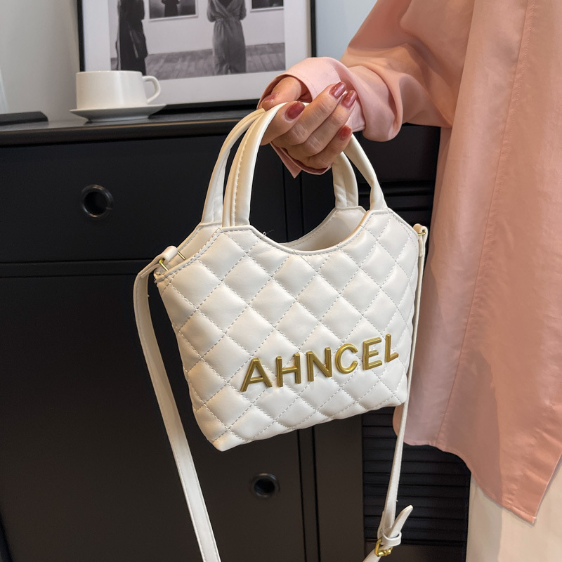 Le borse popolari di quest'anno per le donne 2023 piccola borsa a catena di diamanti stile profumato versatile borsa a tracolla borsa a secchiello portatile di fascia alta_voghion.com