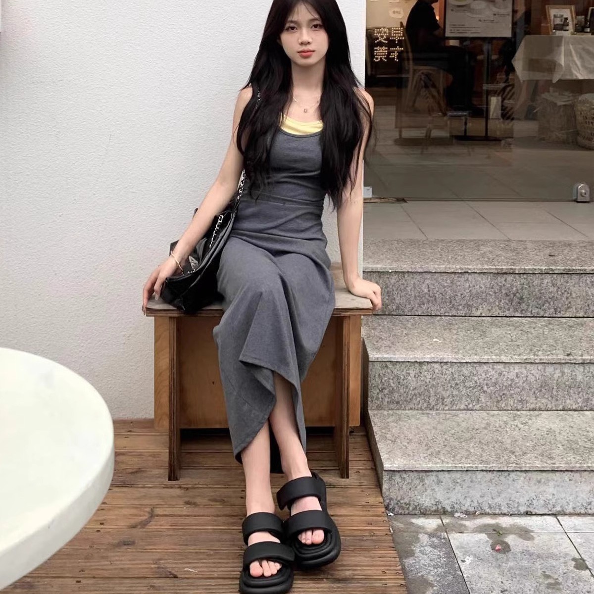 La marea no es sur ~ Pantuflas de suela gruesa súper suaves para mujer, uso de verano 2025, bizcocho, estilo de vacaciones de celebridades de Internet, sandalias y zapatillas de pan de una palabra