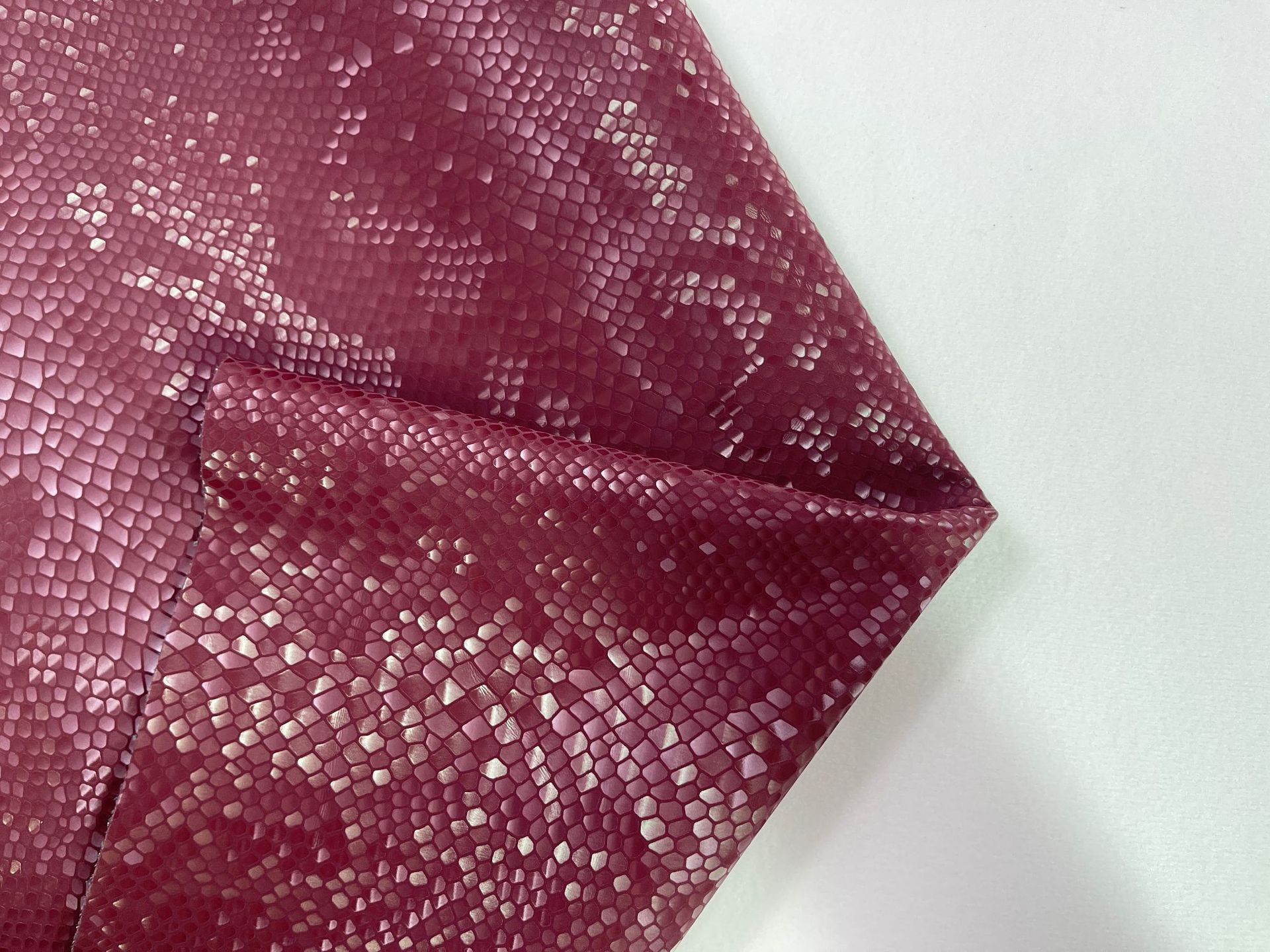 Fabricante spot PU equipaje de cuero artificial material de cuero brillante patrón de serpiente de alto brillo patrón de escamas de dragón bolso de cuero embalaje de la carcasa del teléfono móvil