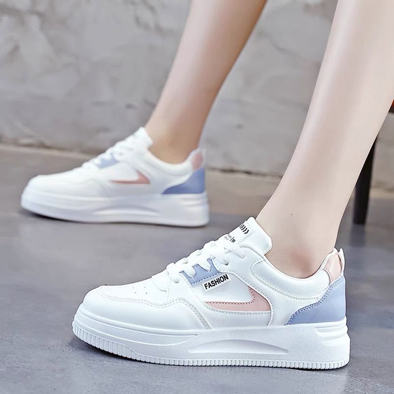 Versión coreana de las zapatillas de deporte de diseño de nicho de ocio para estudiantes, marea 2025 nuevo estilo Harajuku, estilo de Hong Kong, zapatillas de deporte de fondo plano para mujer