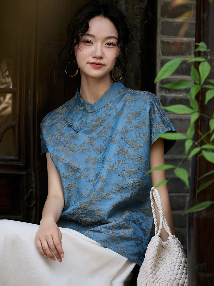 Áo kiểu nữ hè phong cách Trung Hoa, chất liệu jacquard hoa văn nổi, tay ngắn — màu xanh