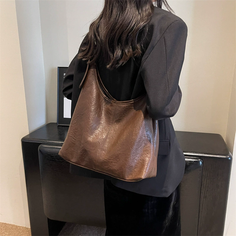 Retro shoulder bag — capacious one‑shoulder tote, demi‑season 2023 collection, lightweight 20×7×18 cm