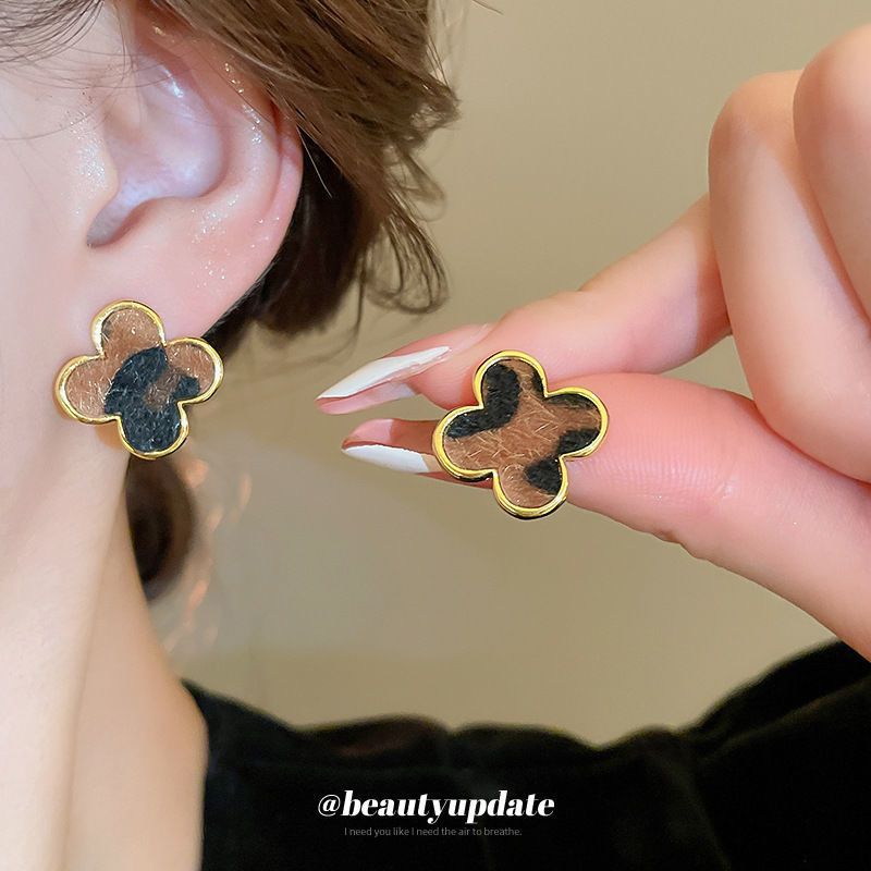 Pendientes de círculo geométrico con estampado de leopardo con aguja de plata Pendientes de personalidad de moda de todo fósforo retro europeo y americano Pendientes de todo fósforo de nicho al por mayor