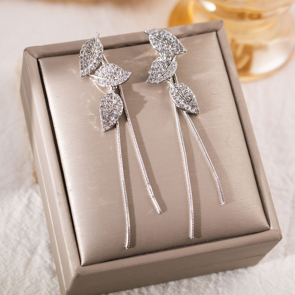 Pendientes largos con flecos elegantes y diamantes con aguja de plata Pendientes de todo fósforo de temperamento de nicho Pendientes simples y ligeros de lujo de alta gama Mujeres