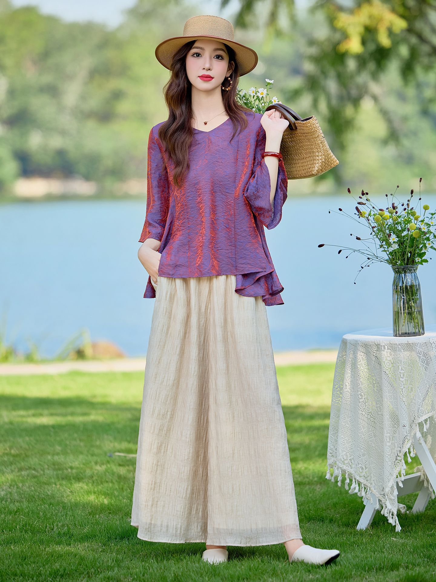 Bộ vest nữ hai mảnh gồm áo sơ mi cổ V và quần ống rộng dáng suông — Màu ảnh