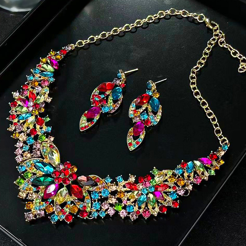 Nuevo conjunto de collares retro exagerados transfronterizos para mujeres de cristal de lujo vestido de banquete accesorios de cadena de clausura venta directa de fábrica