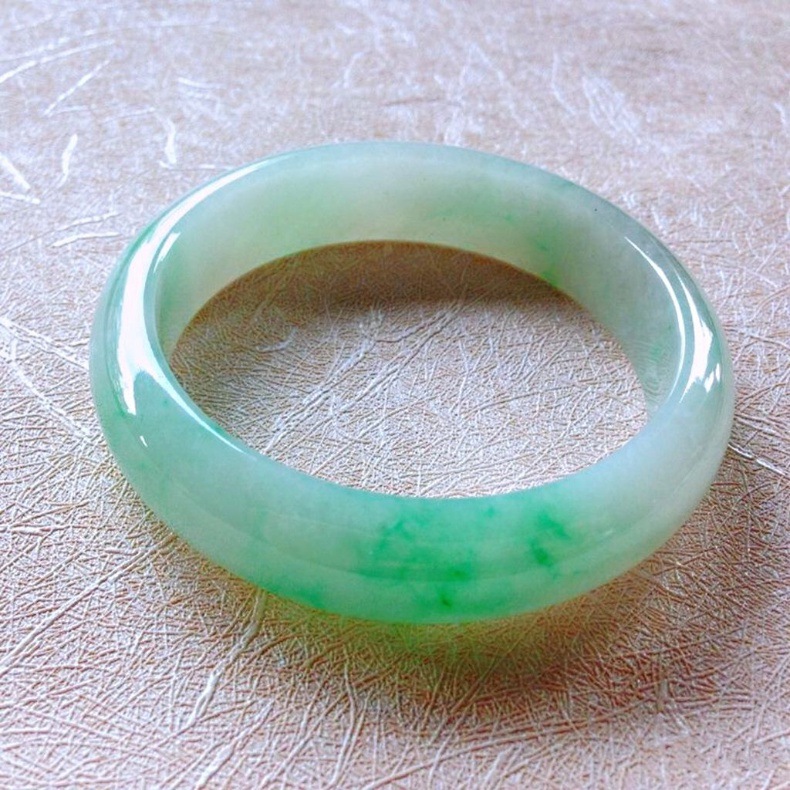 Vòng tay ngọc bích tự nhiên nữ băng chủng màu xanh nhạt chi tiết 4