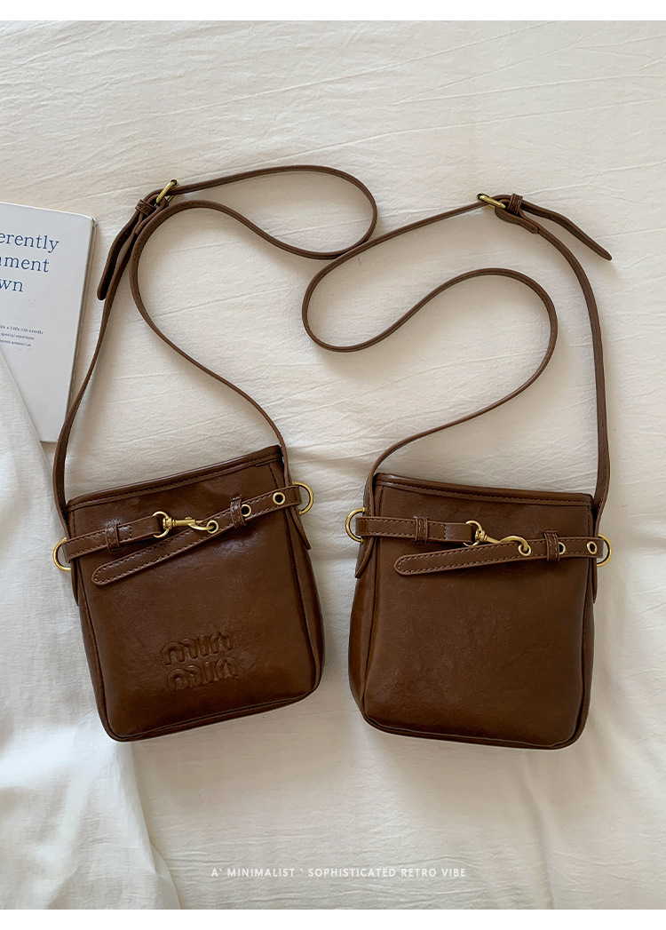 Texturas transfronterizas retro bolso cuadrado para mujeres otoño y invierno 2025 nuevo estilo simple temperamento mochila de hombro para viajes versátil mochila