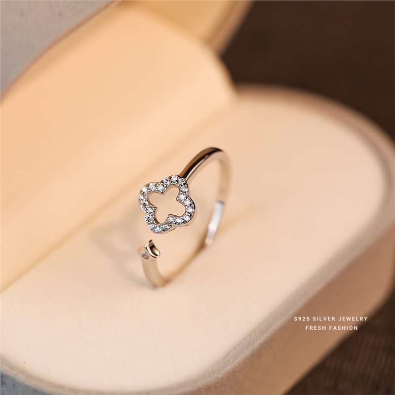 Anello quadrifoglio in argento con diamanti micro incastonati_voghion.com