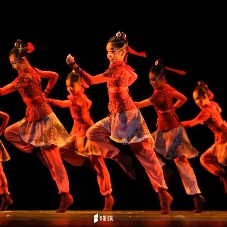 Божественный сияние Мулан Девяти небес в стиле маленького лотоса воскрешает древний костюм. Классический костюм для танцевального представления Мулан.