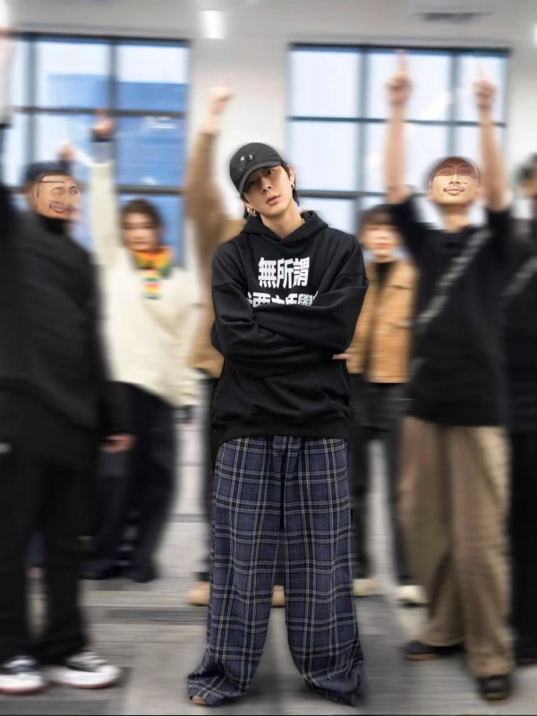 高版本巴黎B家25年新款对称格纹刺绣字母休闲长裤Os宽松版型情侣|undefined