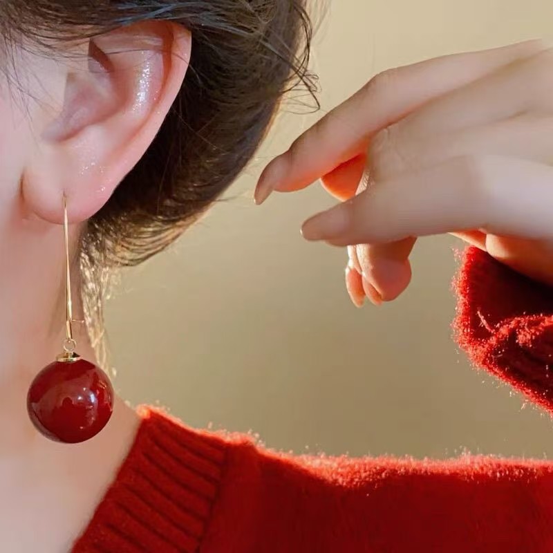 2025 nuevos pendientes de perlas nicho lujoso ligero celebración de perlas rojas otoño invierno sensación de alta calidad perlas auriculares temperamento ganchos de orejas