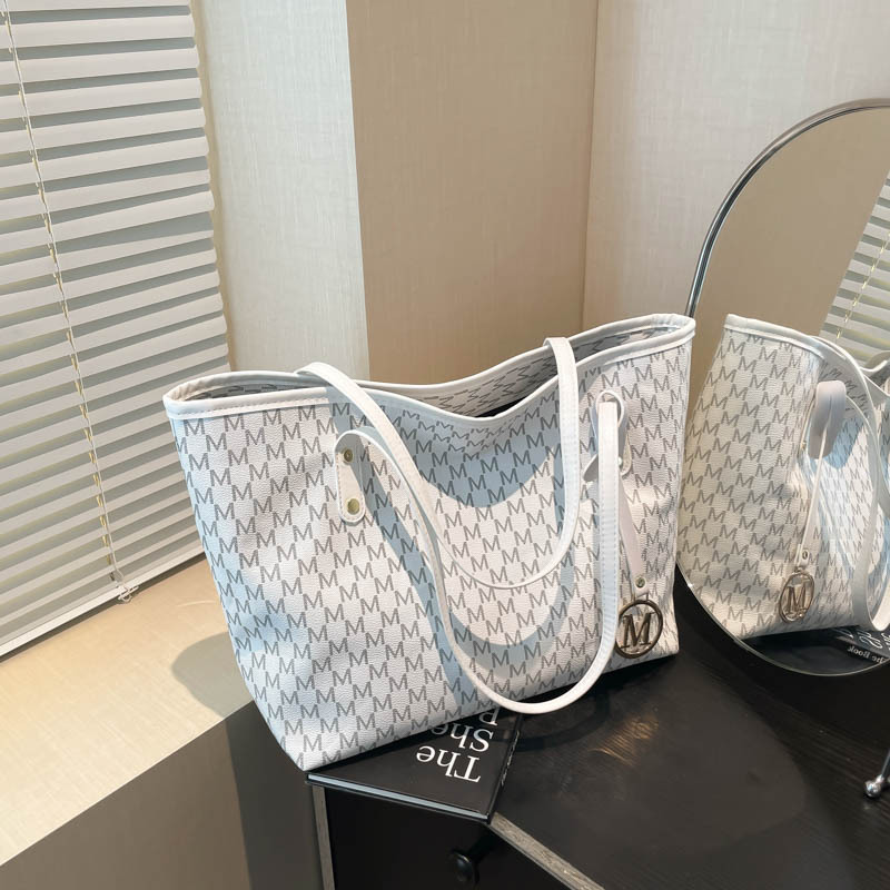 Bolso de moda para viajar bolso de mujer 2025 nueva primavera nicho popular bolso de hombro de gran capacidad bolso de mano