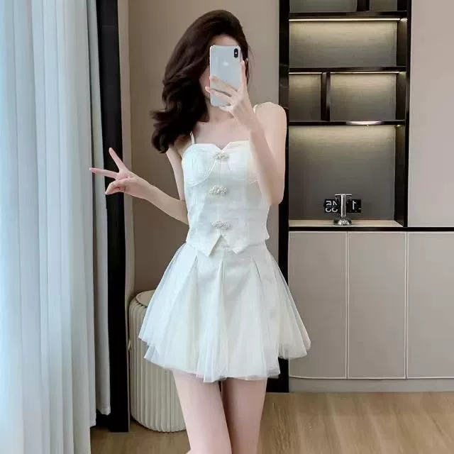 Новый китайский стиль: комплект из двух предметов с подвязками и сетчатыми вставками, короткая юбка, летний новый стиль 2025, элегантный универсальный топ с поясом.