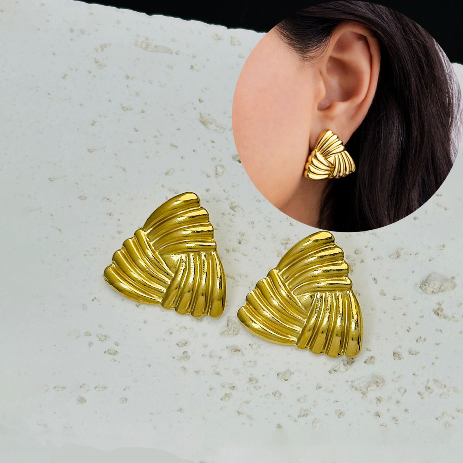 Pendientes de acero inoxidable a rayas cuadradas de tendencia de alta gama transfronteriza europea y americana Pendientes de 18K de lujo ligero para mujer al por mayor