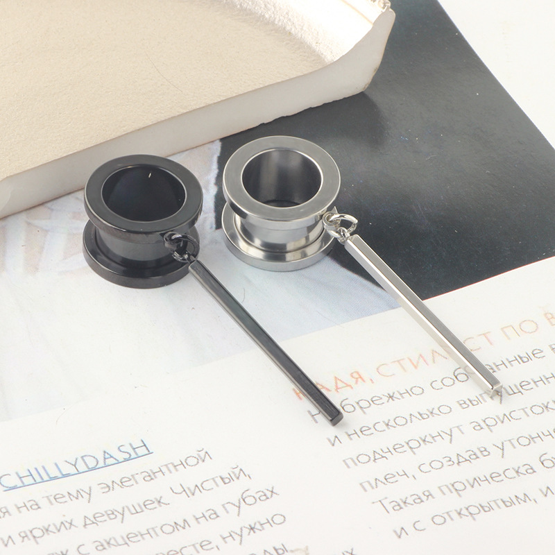 16G labret stud size and finish detail