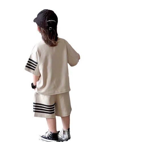 Boys' Korean-style sporty summer set two-piece with short-sleeve T-shirt and shorts, featuring three stripes and casual design for children.
