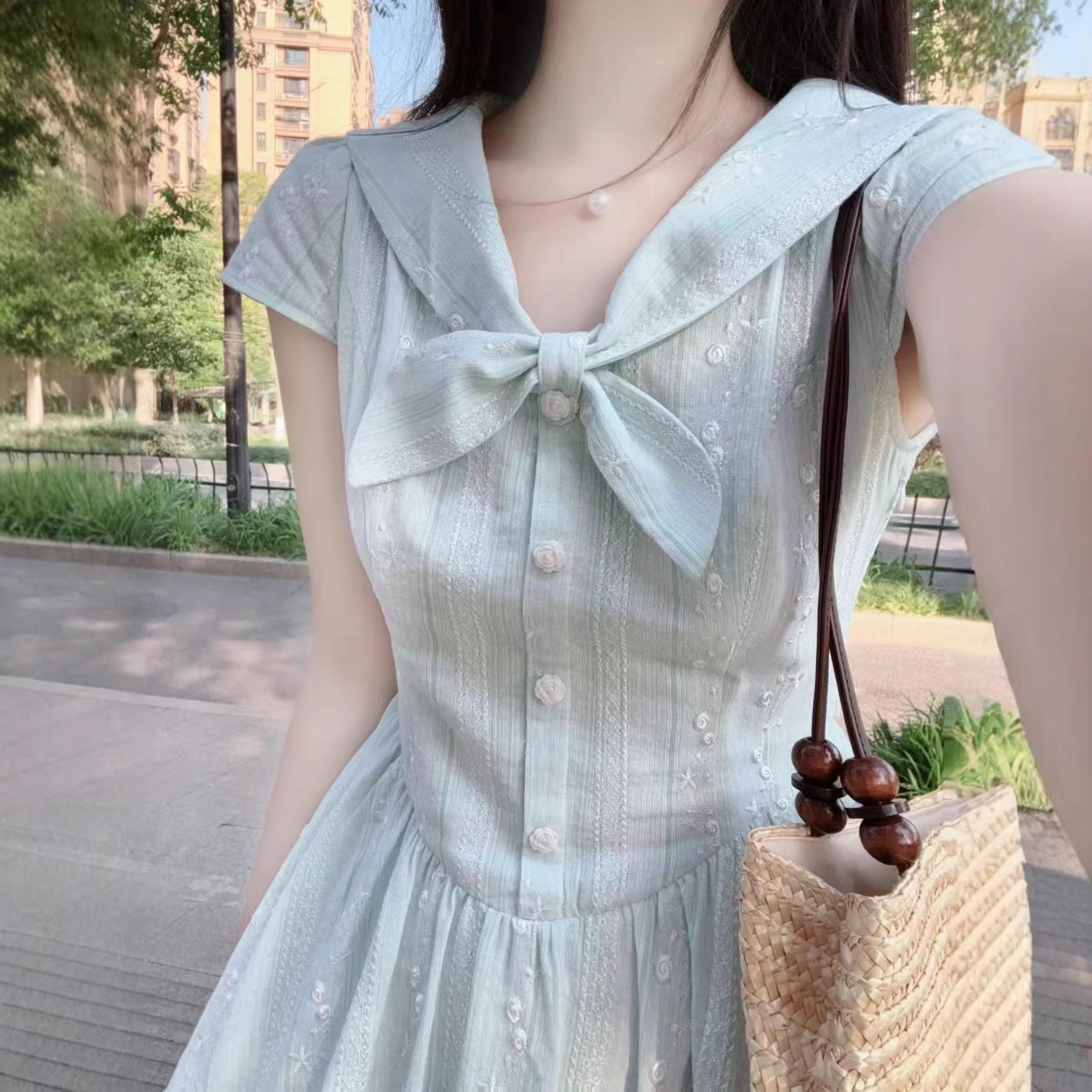 Váy liền thân suông midi màu xanh nhạt thiết kế eo ôm nhẹ — màu xanh nhạt chi tiết 1