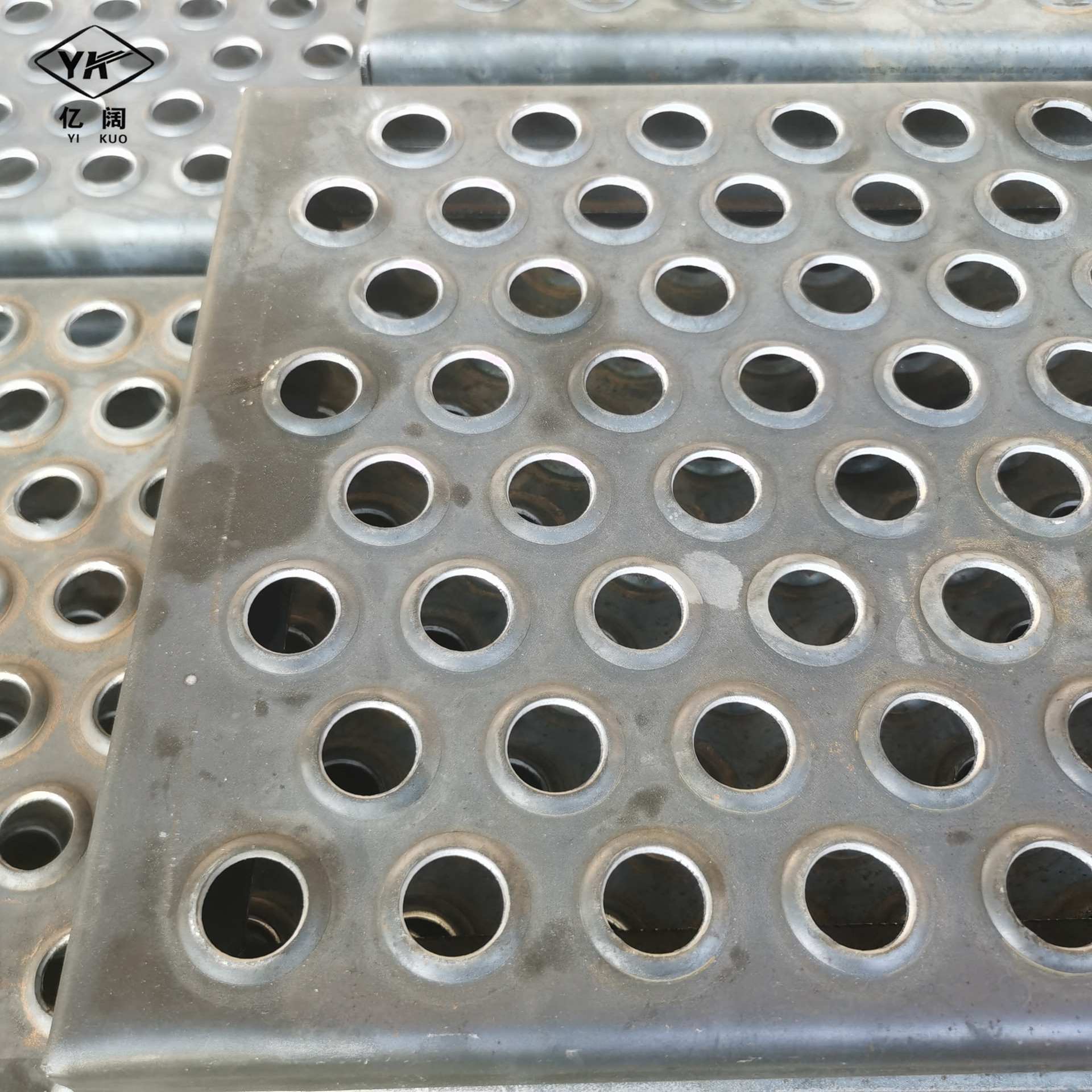 亿阔起鼓防滑板鱼眼防滑板车间脚踏板镀锌圆孔防摔板