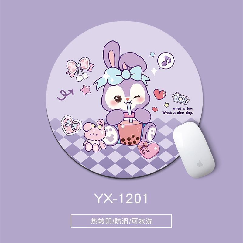 新しいかわいいアニメの丸いマウスパッドの机の上に小さいサイズの学生の男子学生の机の上に学生の机のマットを敷きます。|undefined