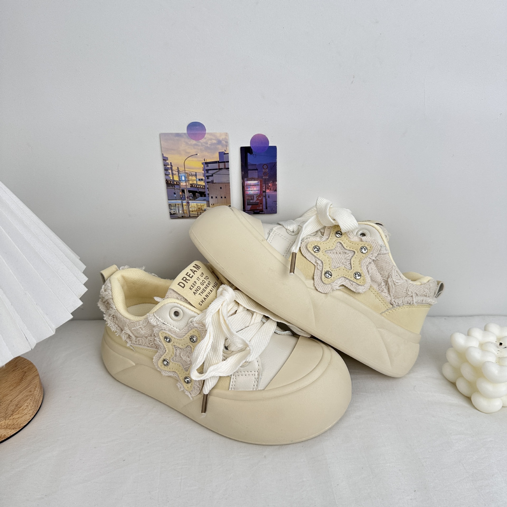 Yuanbo 2025 primavera nuevo estilo estudiante suela gruesa zapatos de tabla de cabeza grande zapatos de lona para mujer zapatos casuales de todo fósforo para el cabello