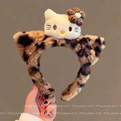 かわいいヒョウ柄の猫のぬいぐるみのカチューシャ