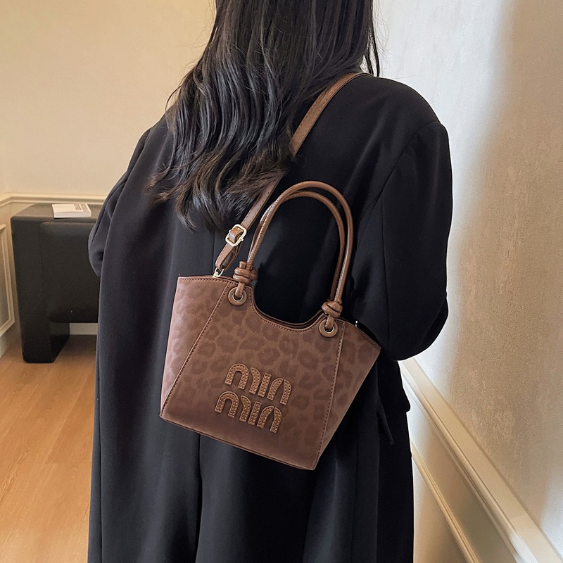 Leopardo transfronterizo de gran capacidad bolso de cubo portátil para mujeres otoño y invierno 2025 nuevo estilo coreano bolso de hombro de moda bolso de mochila