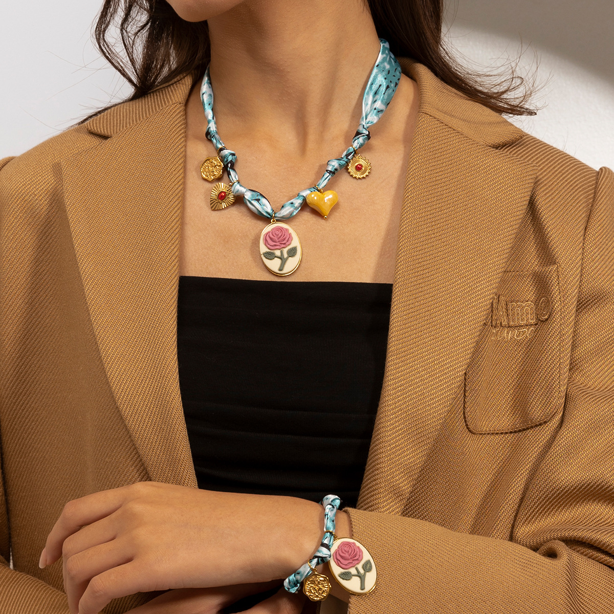 Collar de bufandas de seda de la UE y los Estados Unidos, collar de colgante de flores de cerámica de nicho, collar de colgante de flores de cerámica para mujeres, cadena de clavícula no desvanecida