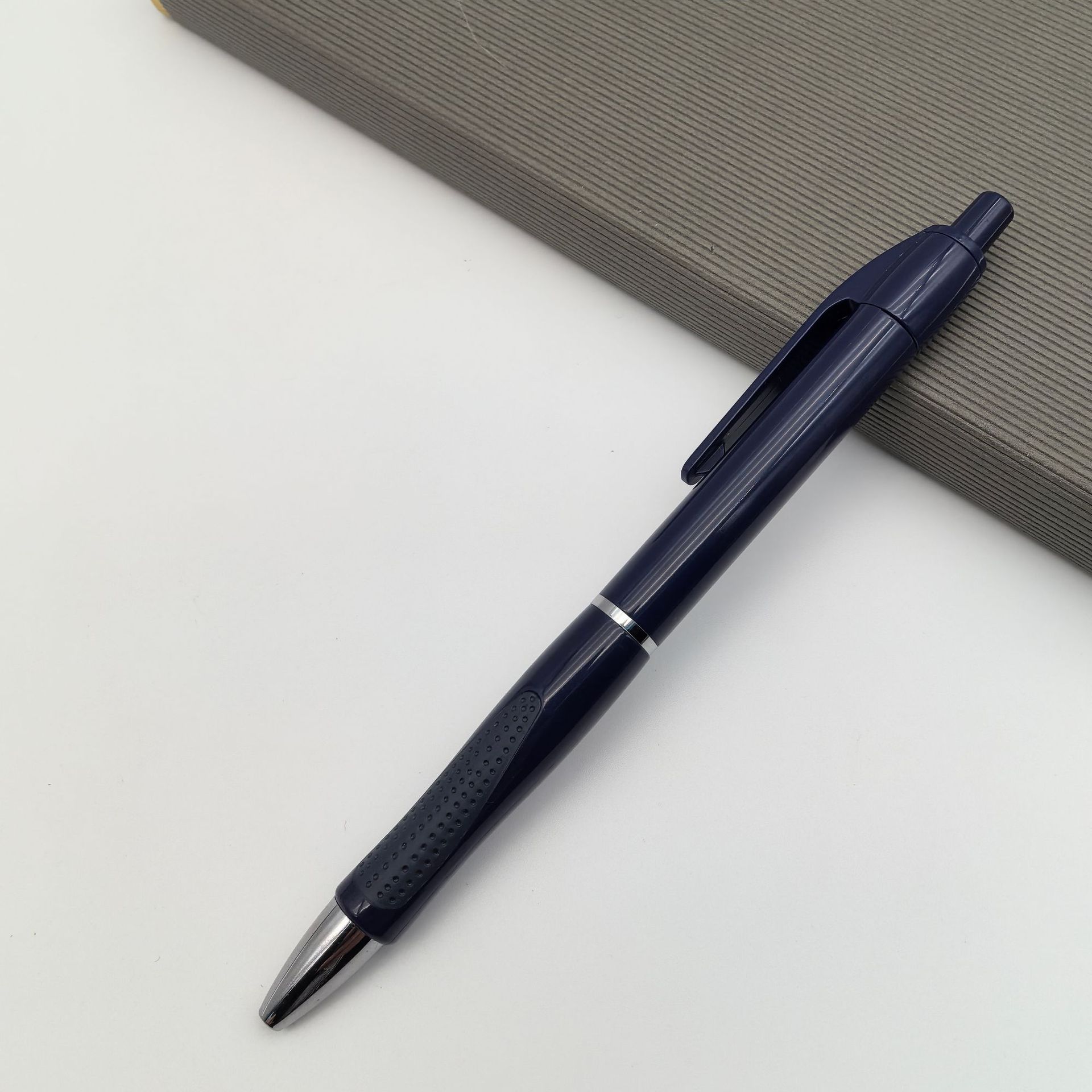 Suministro de bolígrafos publicitarios de plástico de doble formación, bolígrafos publicitarios transfronterizos, bolígrafos publicitarios baratos, venta caliente en Europa