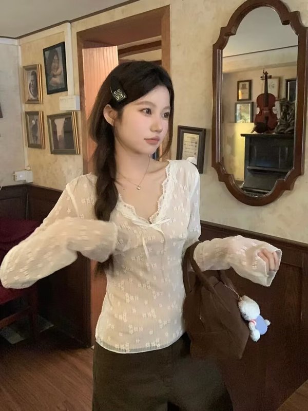 蕾丝拼接黑色v领长袖T恤女秋季修身显瘦打底小众纯欲薄款独特上衣|undefined