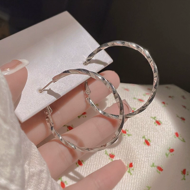 Серебряные серьги с простой и элегантной отделкой, стиль высокого качества, 2024 год