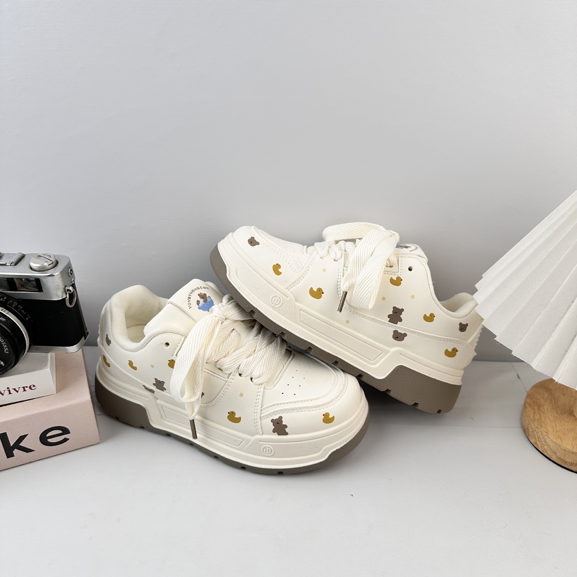 Farwave retro zapatos blancos para mujeres otoño y invierno 2025 zapatos de pan de suela gruesa de moda zapatos de lona de cuero zapatos de panel