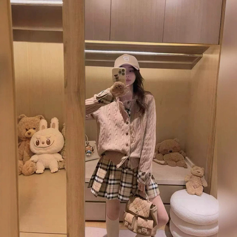 2026 Korean Version New College Commuting Style Neat Plaid Patchwork Sweater with Twisted Color-Contrast Plaid Knit Cardigan for Women 2026 Korean Version New College Commuting Style Neat Plaid Patchwork Sweater with Twisted Color-Contrast Plaid Knit Cardigan for Women
