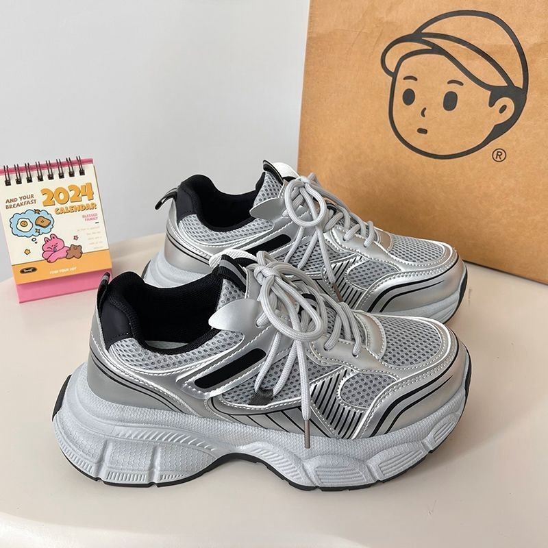 Zapatos de malla gruesa para padres y mujeres 2025 verano y otoño nuevos zapatos casuales de moda transpirables versátiles zapatos deportivos de altura ligera