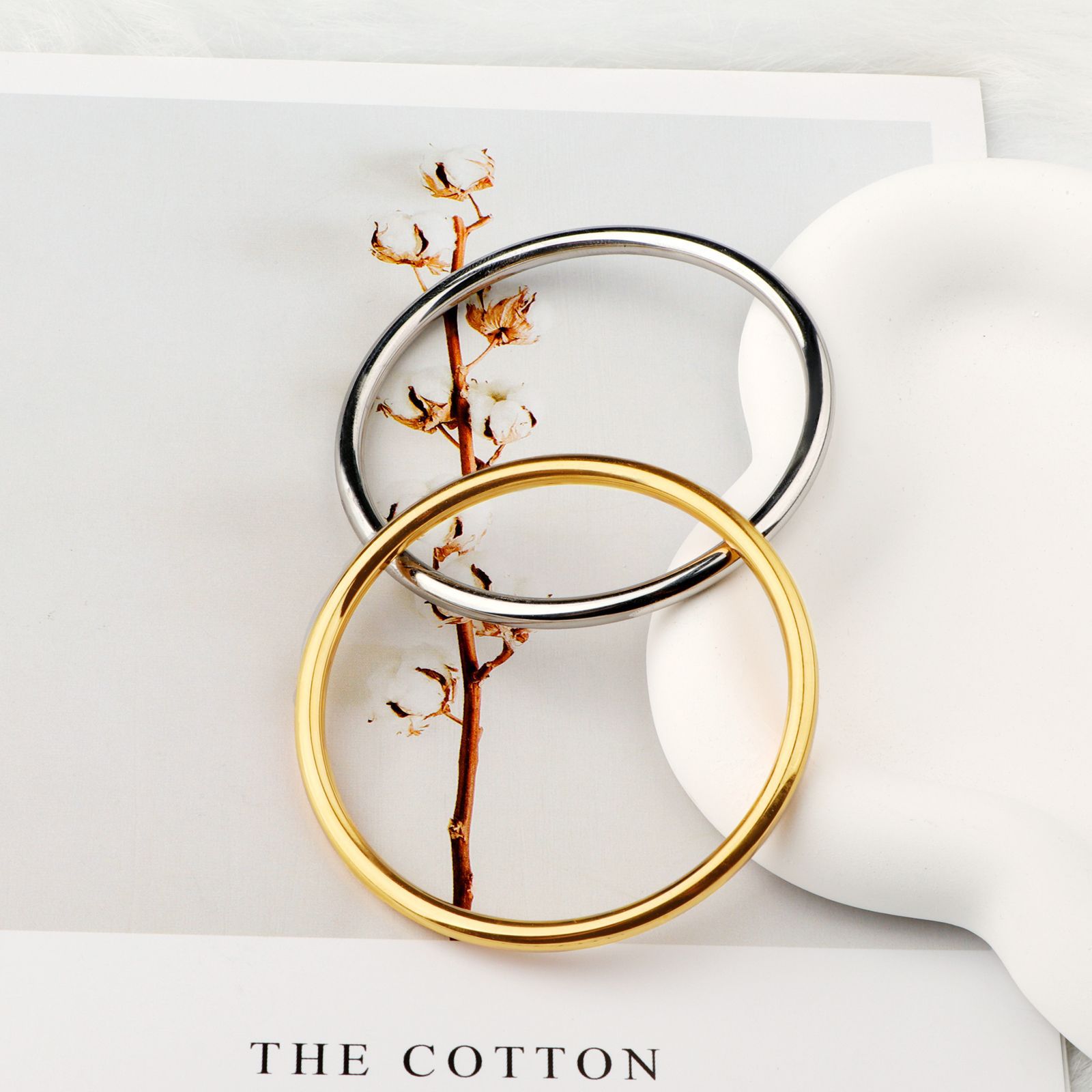 起爆シンプル全光沢面18k金色4mm古法ブレスレットチタン鋼素輪手環色落ちしない女の子手飾り