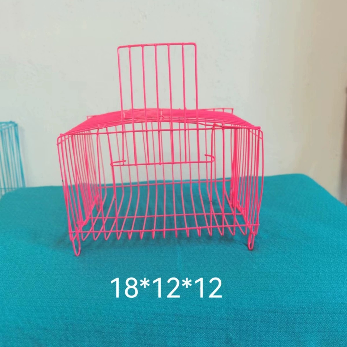 В наличии транспортная клетка для животных, клетка для птиц с усиленными кольцами, большие и маленькие подушки, полукруглая клетка для питомцев, клетка для хомяков, клетка для кроликов.