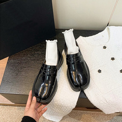2025新型m 6厚い底のtabiは足の靴の女性の英倫風の馬蹄の本革の豚の足のひもの小さい靴の豚の足の靴を分けます。