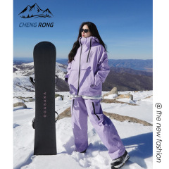 アウトドア防水スキー服セット秋冬の新型ファッションは保温防風登山服カップルコートを組み合わせています。