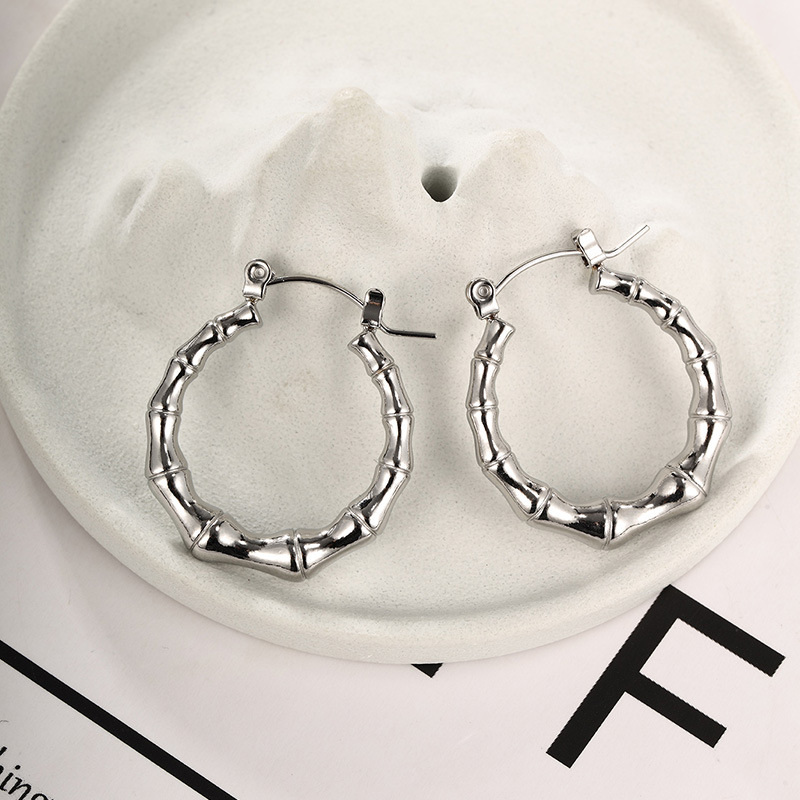 Xuping joyería pendientes de acero inoxidable personalidad europea y americana pendientes fríos geometría simple pendientes de torsión al por mayor mujeres