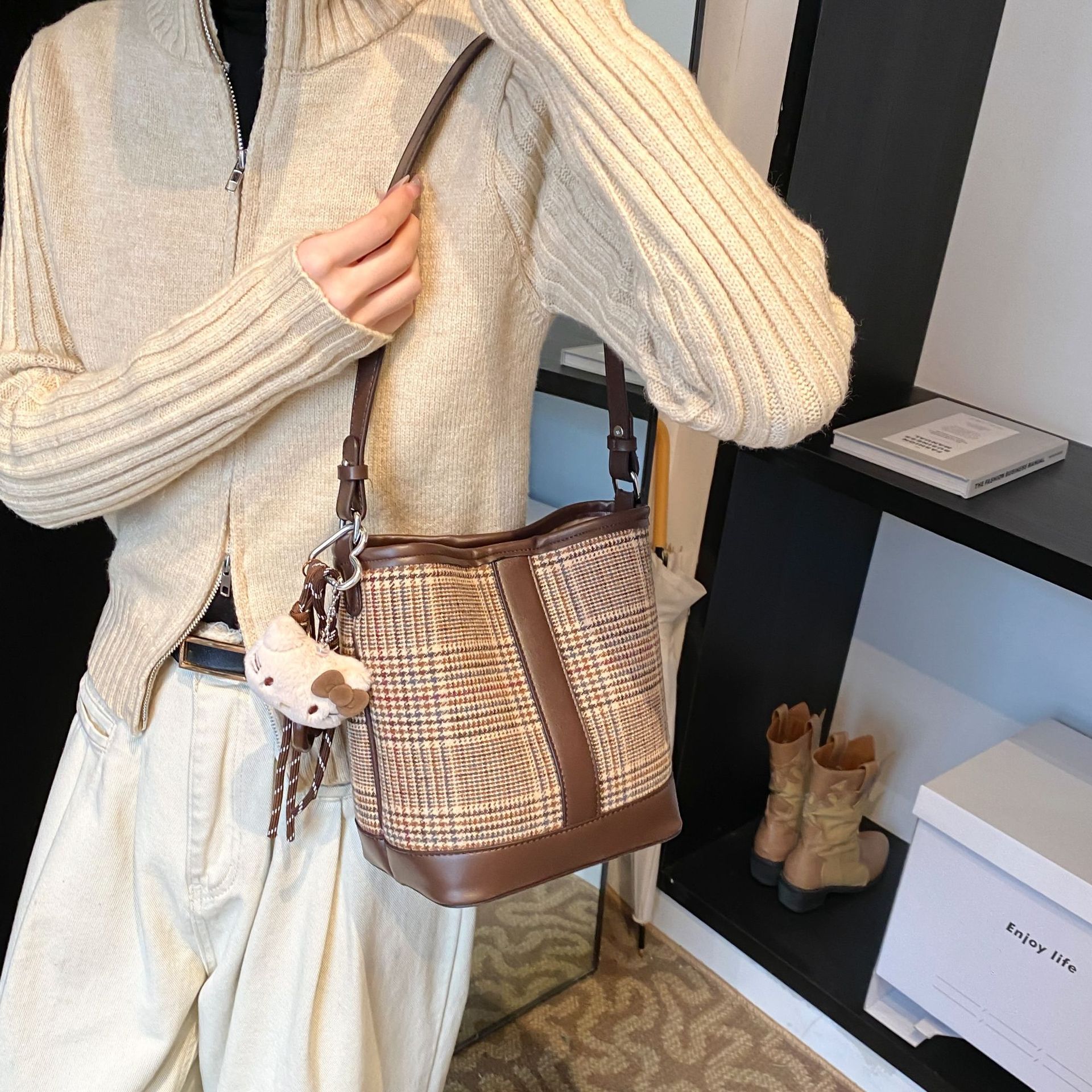 Otoño y invierno retro bolsas de nicho a cuadrícula para mujeres 2025 nuevo tipo de bolso de hombro de braza, bolso de cubo de agua