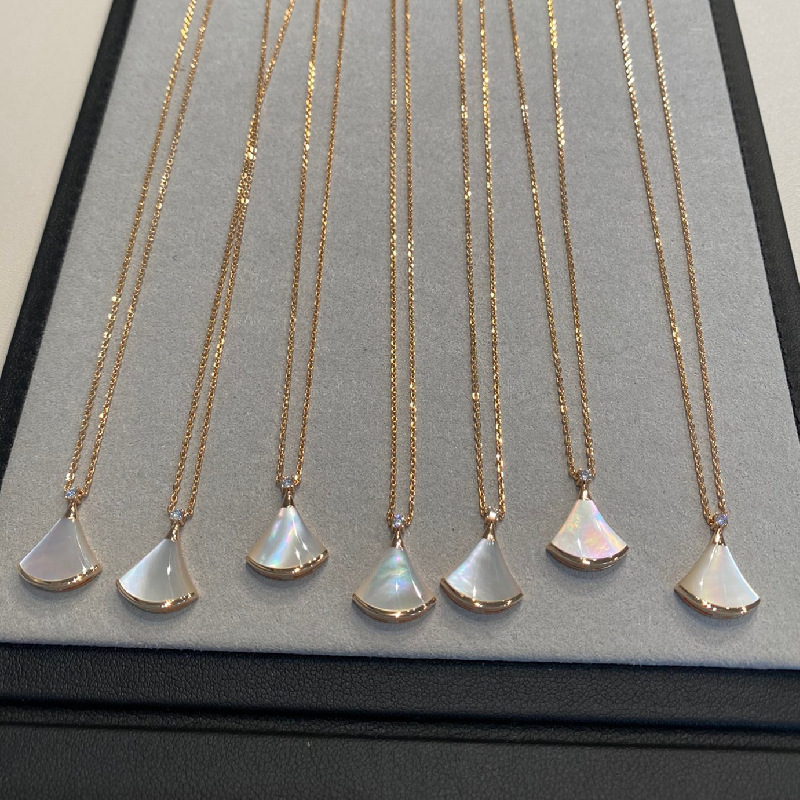 V金新款高品質小裙子項鍊小扇形18k玫瑰金白貝紅玉髓鎖骨鏈精工