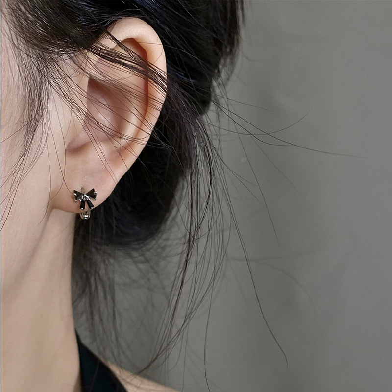 Estilo coreano negro arco pendientes ins nicho diseño Luz de lujo pendientes de plata elegante simple pendientes frescos